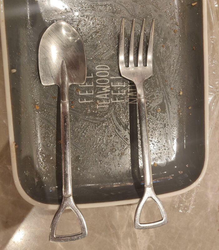 Shovel-shaped spoon and fork on a tray, showcasing creative cutlery design at innovative bars and restaurants.
