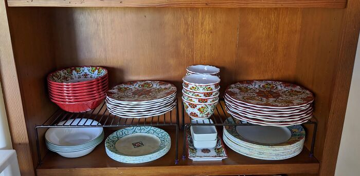 The Tomorotec's Expandable Shelf Organizer Keeps Your Plates In Place
