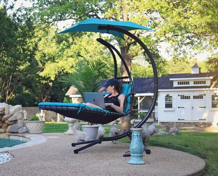 If You Wan't To Hang Out In Style, Get Yourself This Swinging Chaise Lounge
