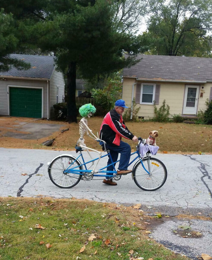 El vecino dice que está llevando a su suegra de paseo