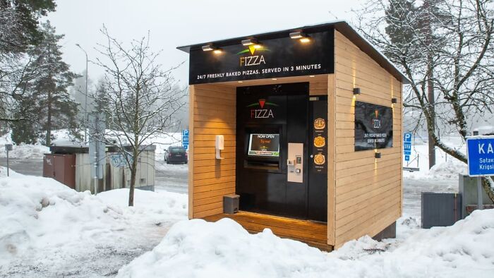 24/7 Pizza Vending Machine In Finland