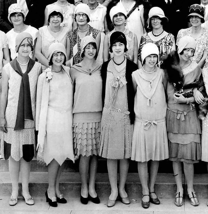 Adolescentes vestidas para un baile de secundaria en la década de 1920