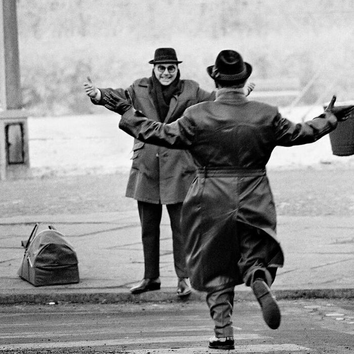 Dos hermanos de Berlín Oriental y Occidental se reúnen en el Checkpoint Charlie después de que el gobierno de Alemania Oriental acordara abrir el muro por Navidad, 1963