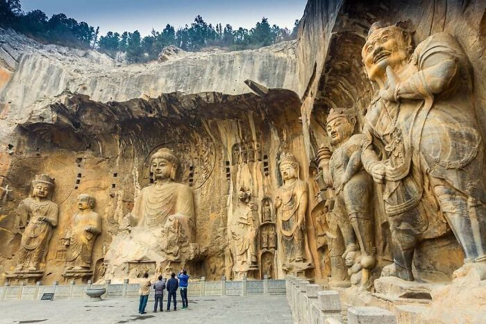 Grutas De Longmen En La Provincia De Henan, China. Más de 2.300 cuevas llenas de más de 100.000 estatuas de todos los tamaños, de los siglos IV al X
