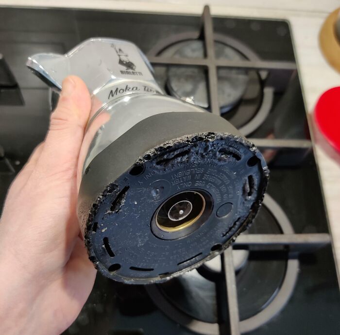 Mi cuñada ha puesto mi cafetera eléctrica sobre la estufa