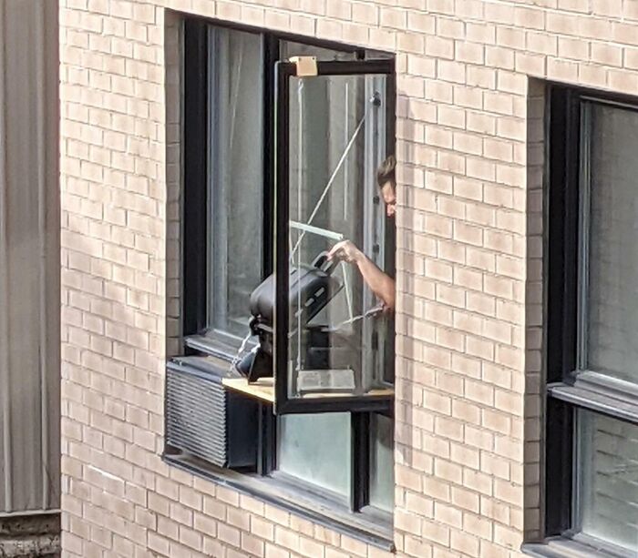 El vecino haciendo una barbacoa en la ventana del salón