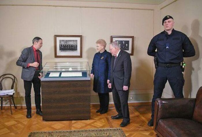 Unidad absoluta guardando la declaración de independencia de Lituania