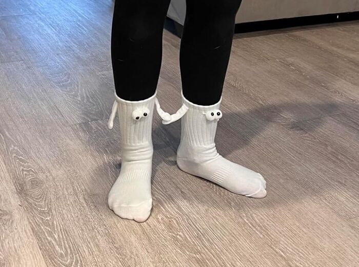  Magnetic Holding Hands Socks : Just Because You Are Lonely, Doens't Mean Your Socks Have To Be