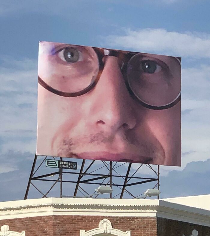 Compré una valla publicitaria para promocionar mi negocio y se han equivocado con el formato