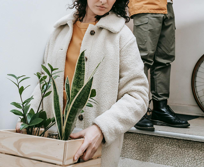 Man Lets Friends Convince Him That GF Is A Gold Digger And Demands $2.5k Rent, Ends Up Single