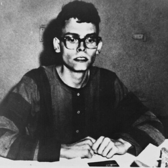 Douglas Bent, un suboficial de la Marina de los EE. UU., fue capturado durante la guerra de Vietnam. Sus captores lo consideraron poco inteligente, lo que le valió el apodo de "El estúpido". Fingió ignorancia y optó por tararear una canción en lugar de hablar