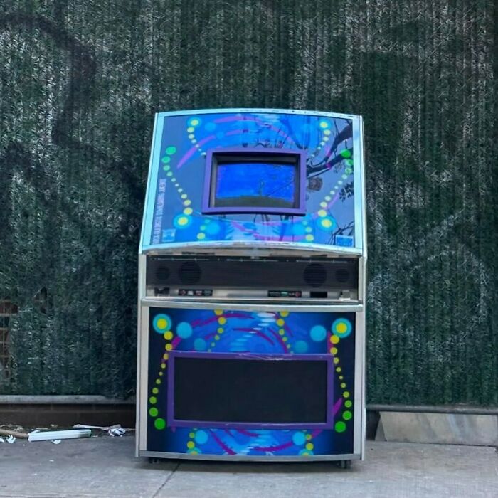 We Need To Know If This Jukebox Works! On S. Third And Havemeyer St.