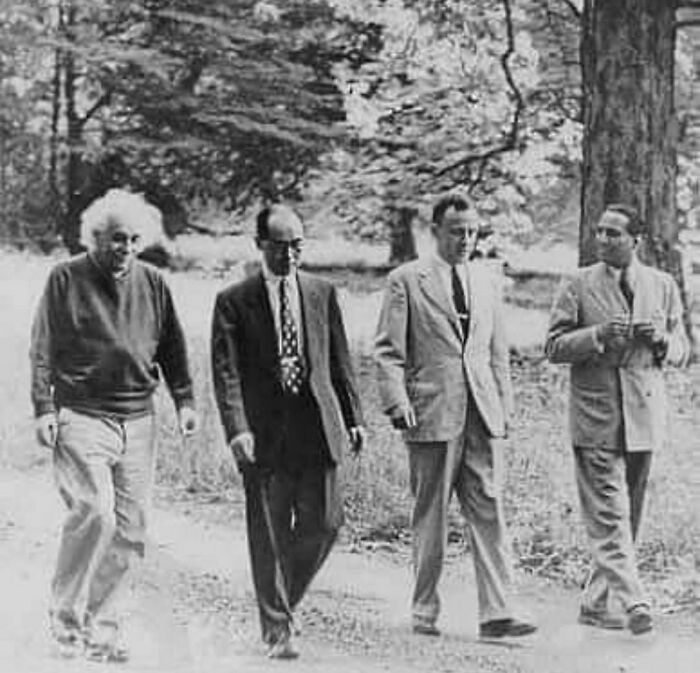 Cuatro físicos dan un paseo: Albert Einstein, Hideki Yukawa, John Wheeler y Homi Bhabha, 1954