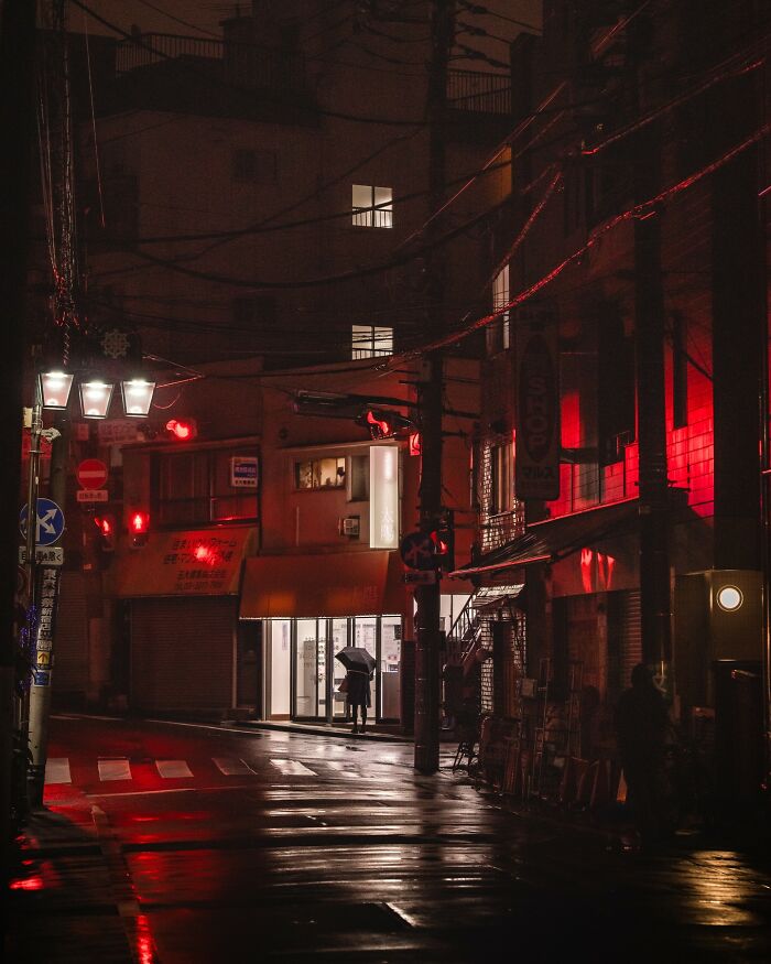 Neon Dreams: Exploring Tokyo's Urban Landscape Through Takaaki Ito's Street Photography