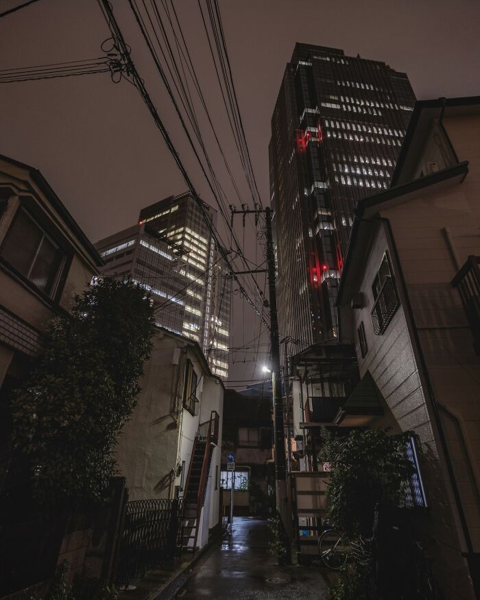 Neon Dreams: Exploring Tokyo's Urban Landscape Through Takaaki Ito's Street Photography