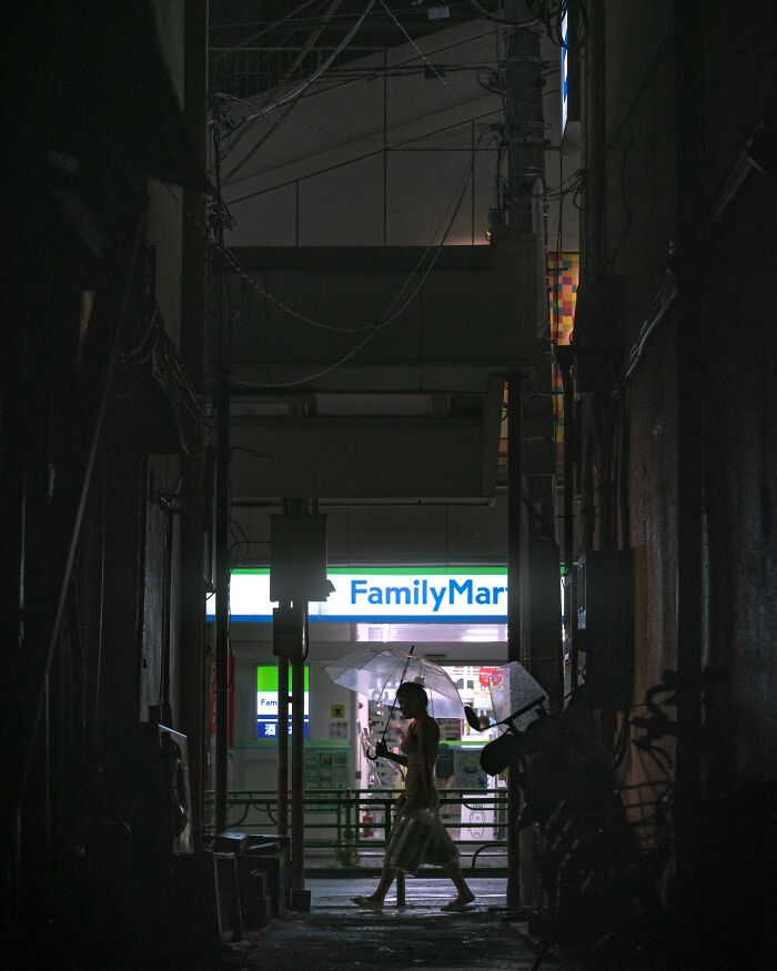 Neon Dreams: Exploring Tokyo's Urban Landscape Through Takaaki Ito's Street Photography