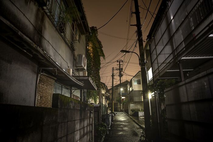 Neon Dreams: Exploring Tokyo's Urban Landscape Through Takaaki Ito's Street Photography