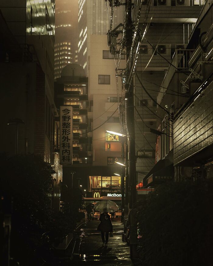 Neon Dreams: Exploring Tokyo's Urban Landscape Through Takaaki Ito's Street Photography