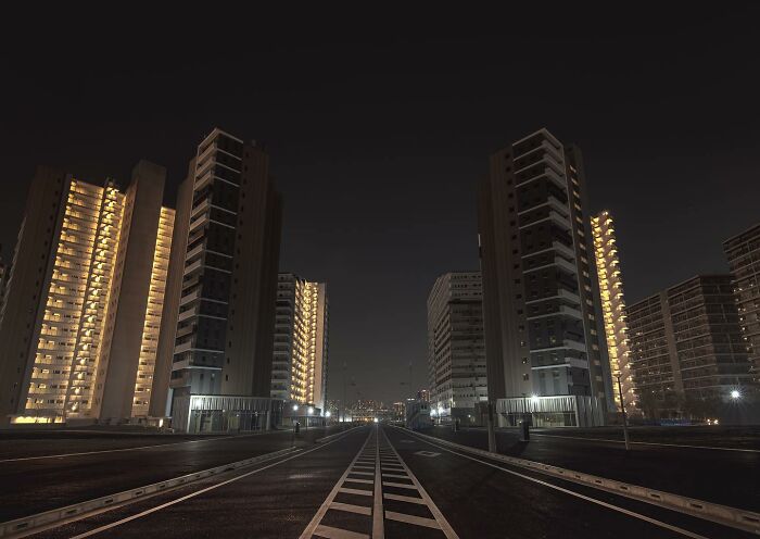 Neon Dreams: Exploring Tokyo's Urban Landscape Through Takaaki Ito's Street Photography