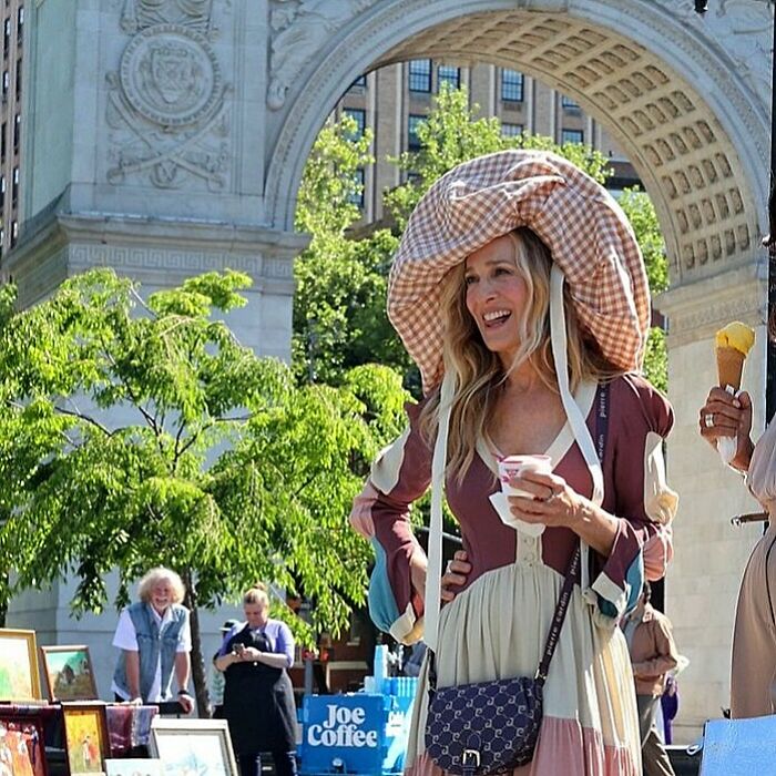 "Wearing A Diaper Bag As A Hat": Fans Can&rsquo;t Get Over Sarah Jessica Parker&rsquo;s Hat From AJLT Set