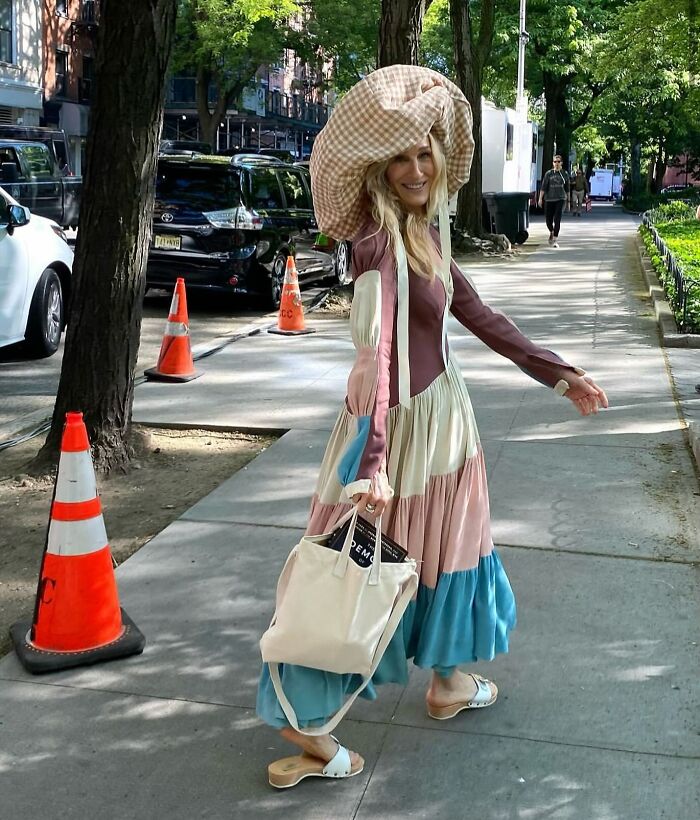 "Wearing A Diaper Bag As A Hat": Fans Can&rsquo;t Get Over Sarah Jessica Parker&rsquo;s Hat From AJLT Set