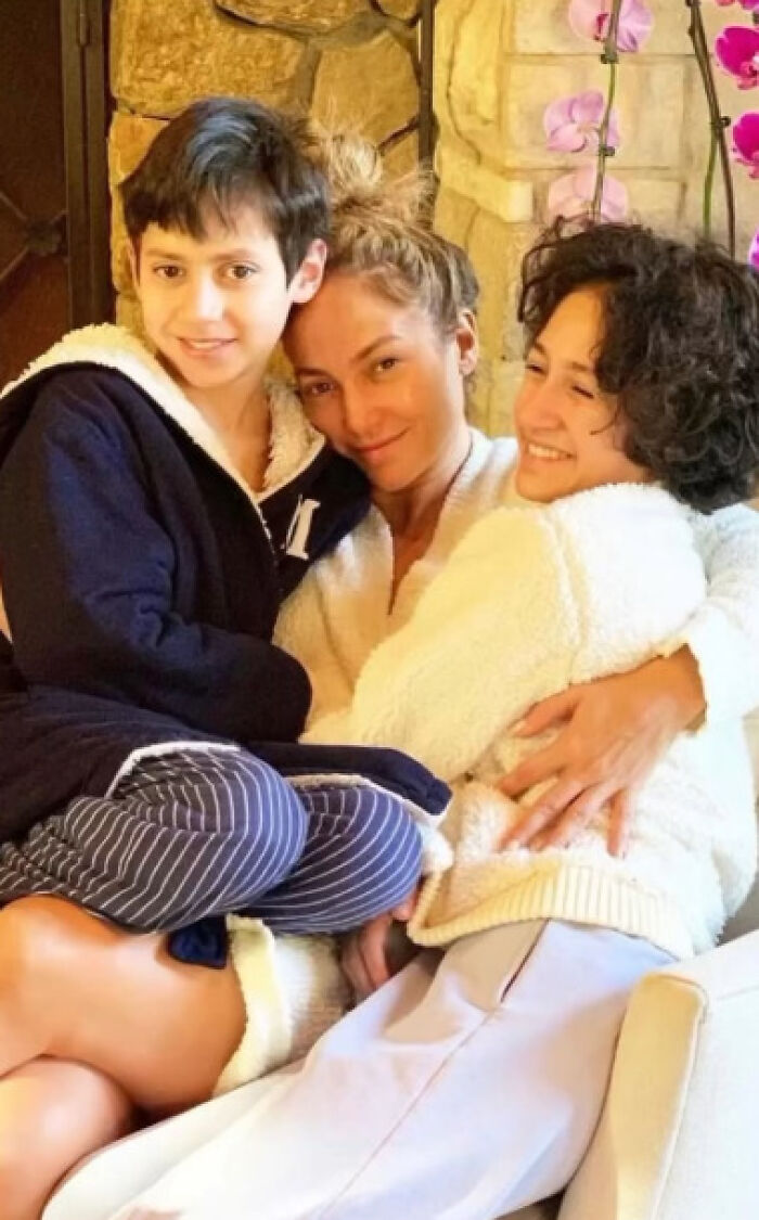 Jennifer Lopez&rsquo;s 16-Year-Old Child Emme Flaunts Flesh Tunnel During Paris Trip With Mum