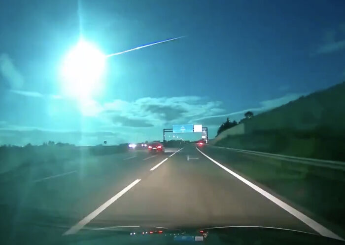 This Girl Accidentally Captured The Coolest Video So Far: A Stunning Piece Of A Comet Over Portugal