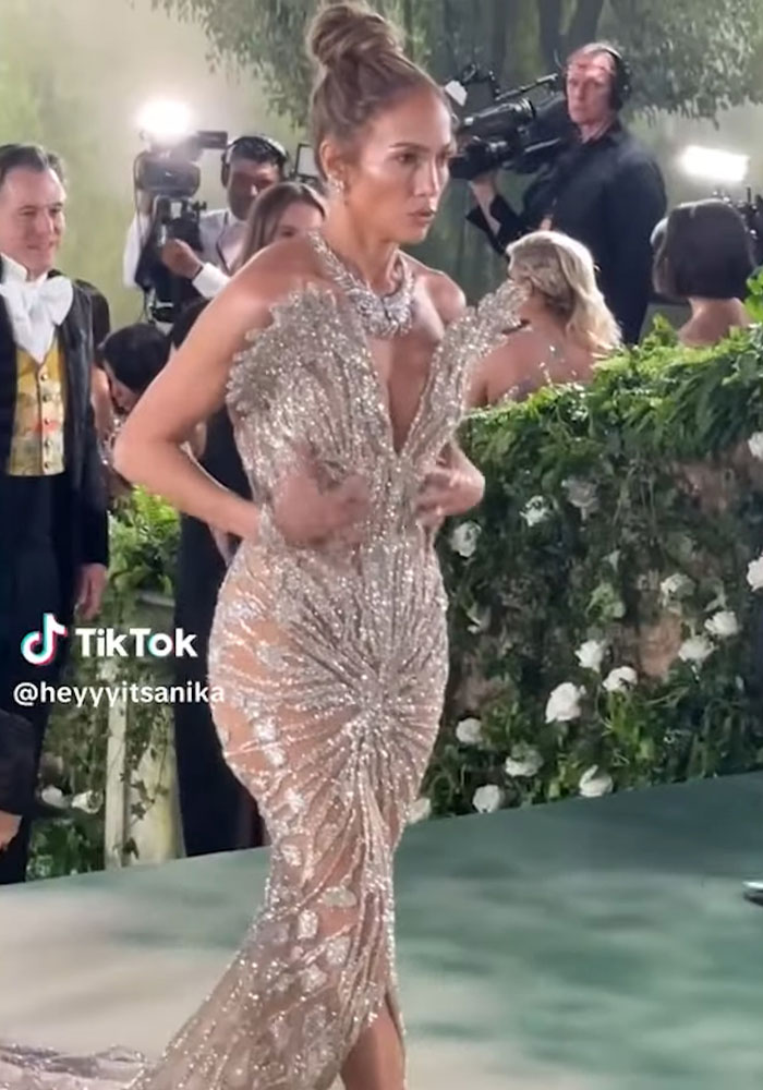Jennifer Lopez’s Cold Reply To Met Gala Reporter Stuns People Jennifer Lopez’s Cold Reply To Met Gala Reporter Stuns People