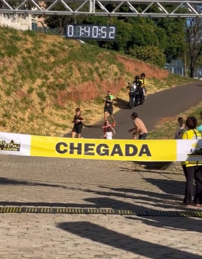 People Defend &ldquo;Bad Mom&rdquo; And Blast &ldquo;Entitled Dad&rdquo; After Woman Refuses To Hug Kids At Marathon Finish