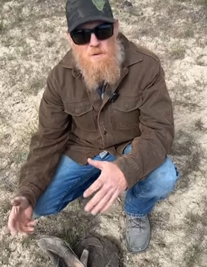 Man Warned To &ldquo;Be Careful&rdquo; After He Starts Investigating Women&rsquo;s Shoes Found In Colorado Desert