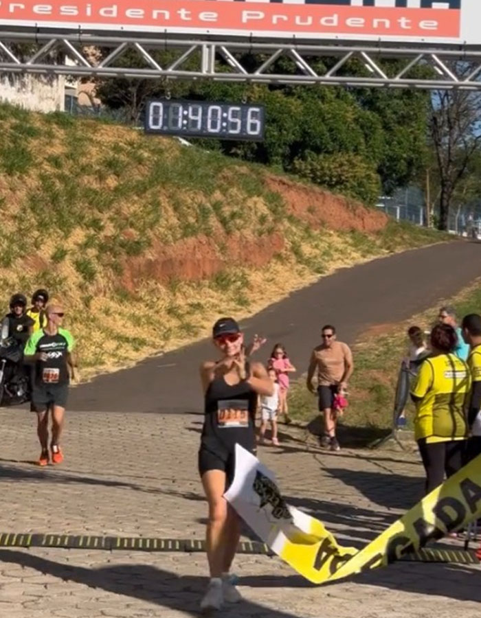 People Defend &ldquo;Bad Mom&rdquo; And Blast &ldquo;Entitled Dad&rdquo; After Woman Refuses To Hug Kids At Marathon Finish