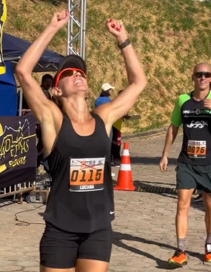 People Defend &ldquo;Bad Mom&rdquo; And Blast &ldquo;Entitled Dad&rdquo; After Woman Refuses To Hug Kids At Marathon Finish