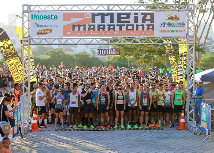 People Defend &ldquo;Bad Mom&rdquo; And Blast &ldquo;Entitled Dad&rdquo; After Woman Refuses To Hug Kids At Marathon Finish