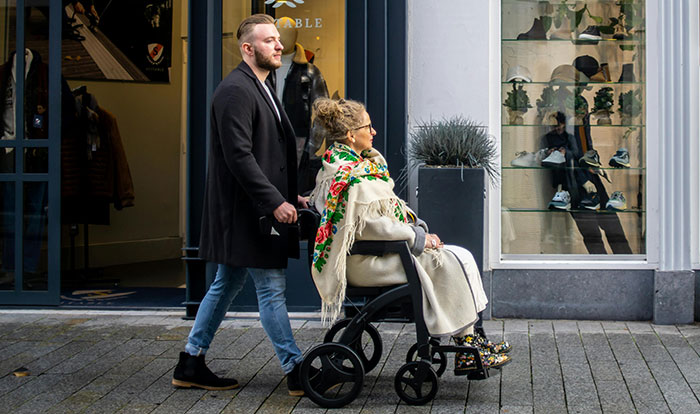 Dad And Daughter’s Bond Is Broken After 19YO Treats Mom With Brain Tumor As An Embarrassing Burden