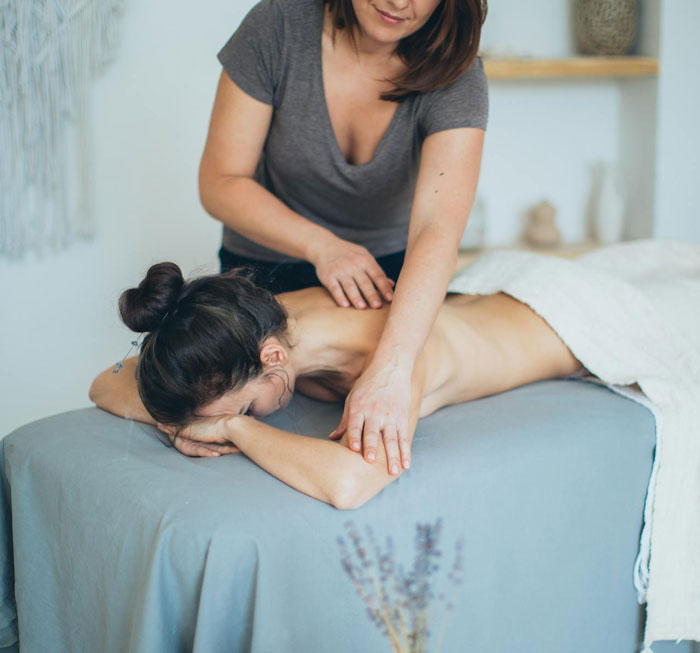 Woman Asks To Leave 5 Minutes Early But Boss Doesn’t Care, Regrets It When She Follows The Policy Woman Asks To Leave 5 Minutes Early But Boss Doesn’t Care, Regrets It When She Follows The Policy