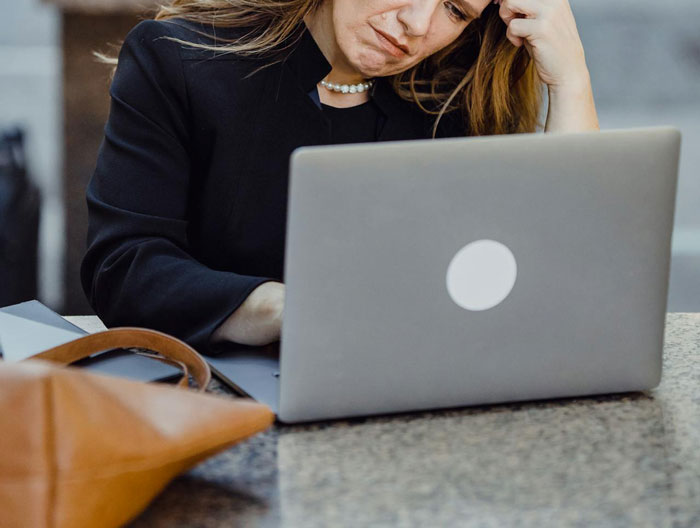 Woman Asks To Leave 5 Minutes Early But Boss Doesn’t Care, Regrets It When She Follows The Policy Woman Asks To Leave 5 Minutes Early But Boss Doesn’t Care, Regrets It When She Follows The Policy