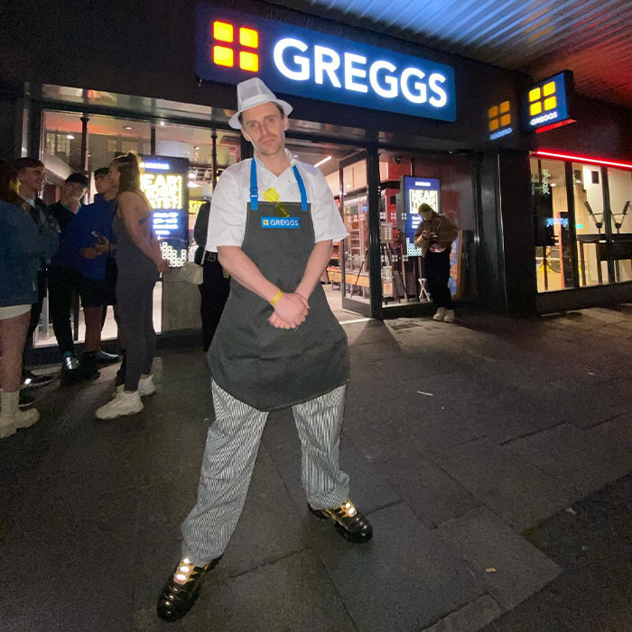 &ldquo;I&rsquo;ll Have A Sausage Roll With A Rave&rdquo;: People Are Amazed By Jam-Packed Party In Small Bakery