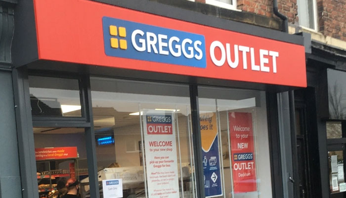 &ldquo;I&rsquo;ll Have A Sausage Roll With A Rave&rdquo;: People Are Amazed By Jam-Packed Party In Small Bakery