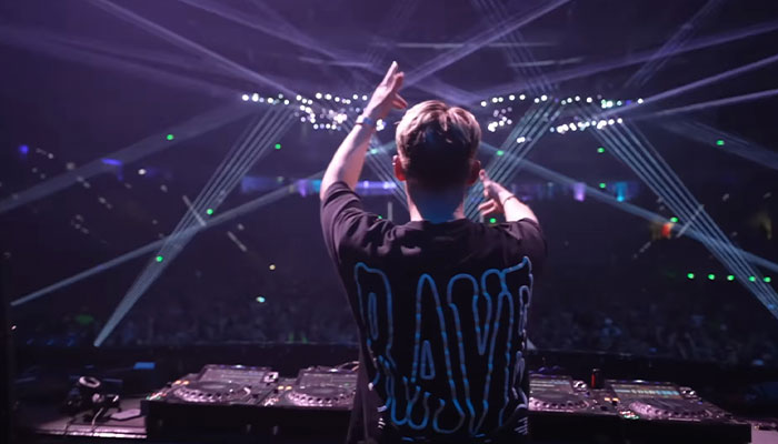 &ldquo;I&rsquo;ll Have A Sausage Roll With A Rave&rdquo;: People Are Amazed By Jam-Packed Party In Small Bakery