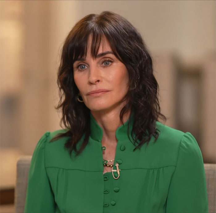 Friends Fans Moved By Courteney Cox Speaking About Matthew Perry And How He Still “Visits” Her Friends Fans Moved By Courteney Cox Speaking About Matthew Perry And How He Still “Visits” Her