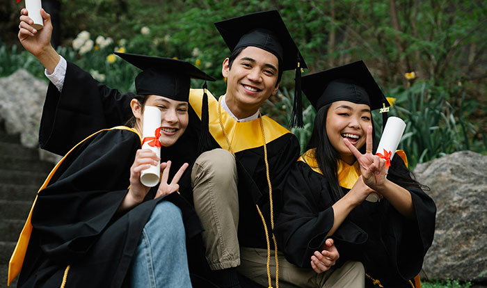 Teen Spites Dad And Sister Who Planned To Skip Her Graduation By Giving Away Their Tickets