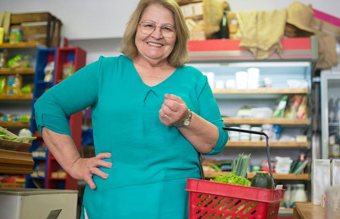 Cashier Can’t Do Anything Against Karen Breaking Checkout Rules, Another Shopper Humbles Her Instead
