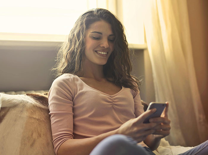 Woman Refuses To Risk Her Job So BF Can Check Her Phone At All Times As A &lsquo;Trust Gesture&rsquo;