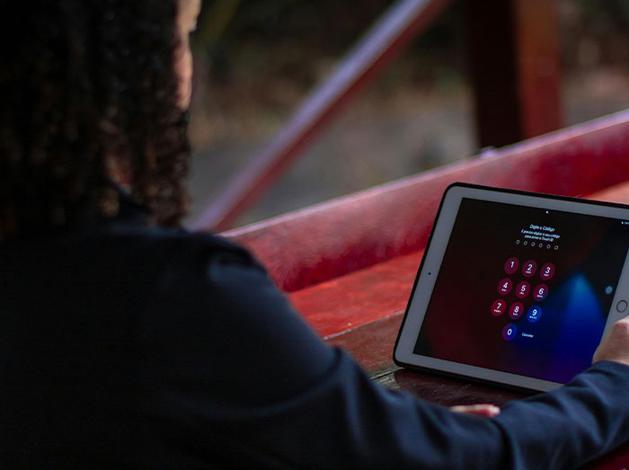 Woman Refuses To Risk Her Job So BF Can Check Her Phone At All Times As A &lsquo;Trust Gesture&rsquo;