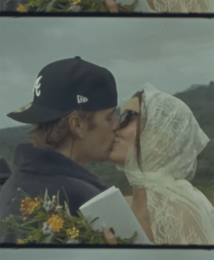 Selena Gomez&rsquo;s Cryptic Post Has Fans Thinking She&rsquo;s Reacting To Justin Bieber&rsquo;s Baby Announcement