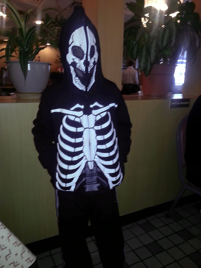 La abuela de mi esposa falleció hace poco. Mi cuñada permitió a su hijo asistir así al funeral