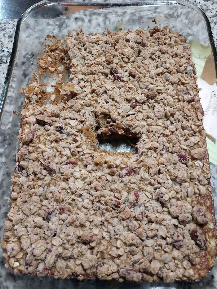 Mi cuñada corta trozos del medio de los platos