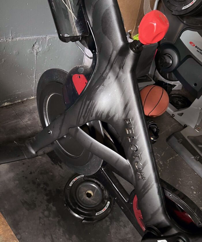 Mi cuñada vive con nosotros y usa nuestras cosas. Así deja mi bici estática. Tiene más de 30 años y lo que le digo le entra por un oído y le sale por otro