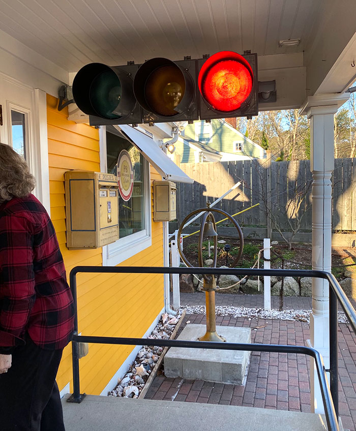 This Cafe Uses A Traffic Light To Let You Know When It's Okay To Enter (For COVID Social Distancing)