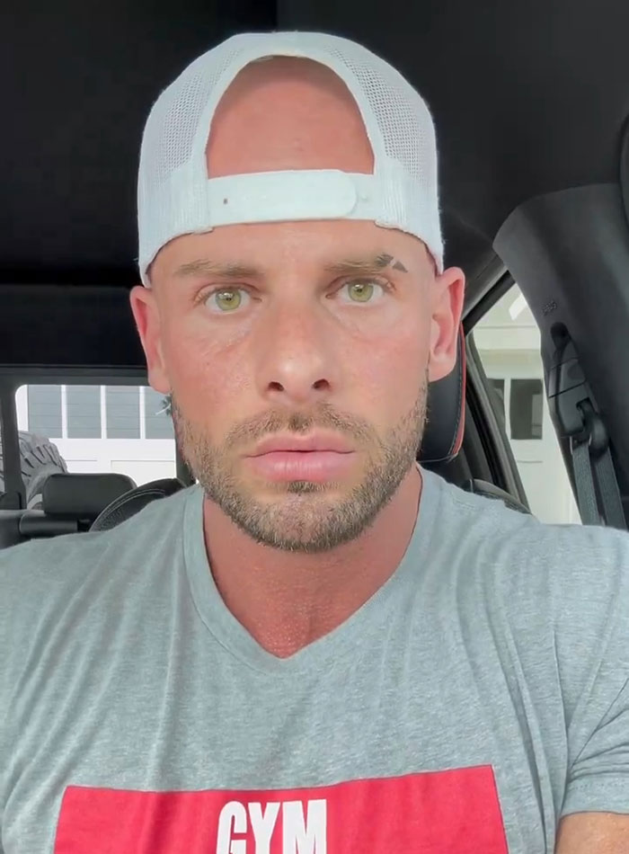 &ldquo;Hope The Guy Presses Charges&rdquo;: Gym-Goer&rsquo;s Controversial Locker Room Selfie Exposes Unwitting Man